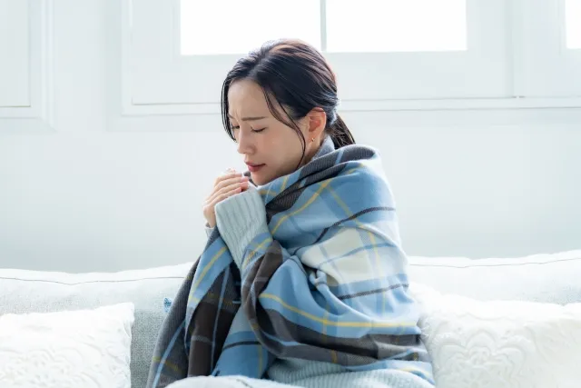 寒気がする女性